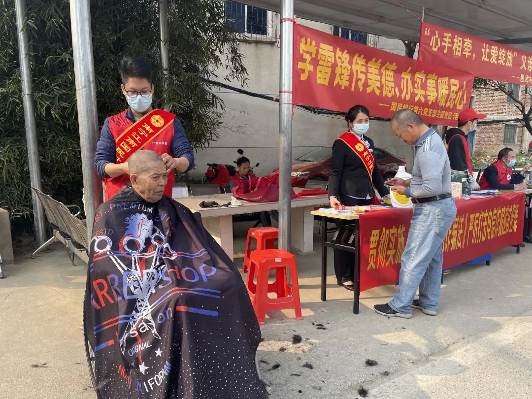 学雷锋传美德-公益进乡镇，服务暖民心 (5)