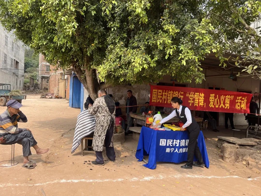 学雷锋传美德-公益进乡镇，服务暖民心 (4)