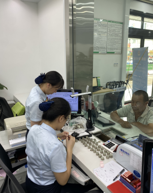 硬币兑换暖客心 真诚服务客户赞