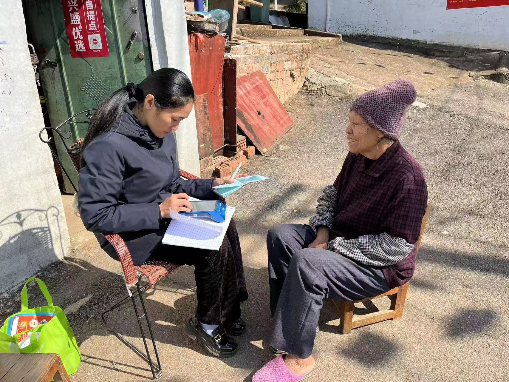 医保代缴进乡村，便民服务暖人心文章配图1