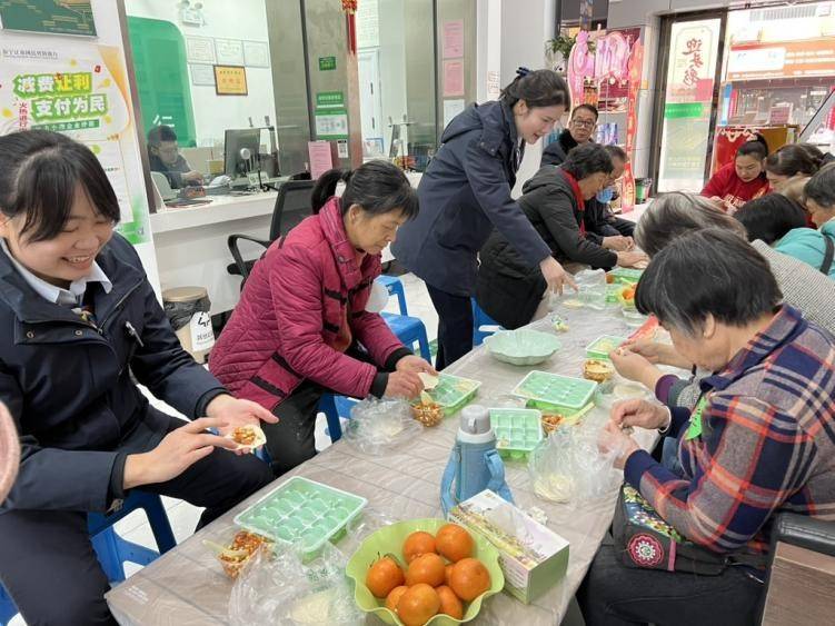 温情包饺子，服务暖人心配图(1)