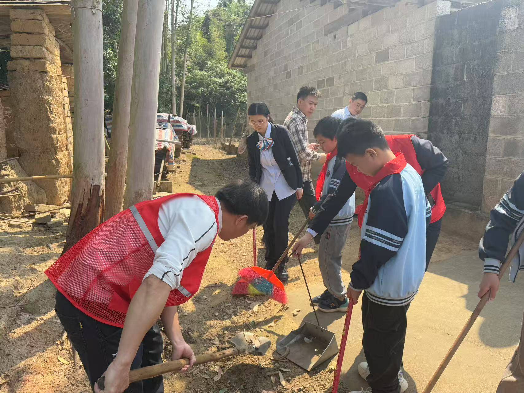 帮助孤寡老人清理房前屋后卫生(1)