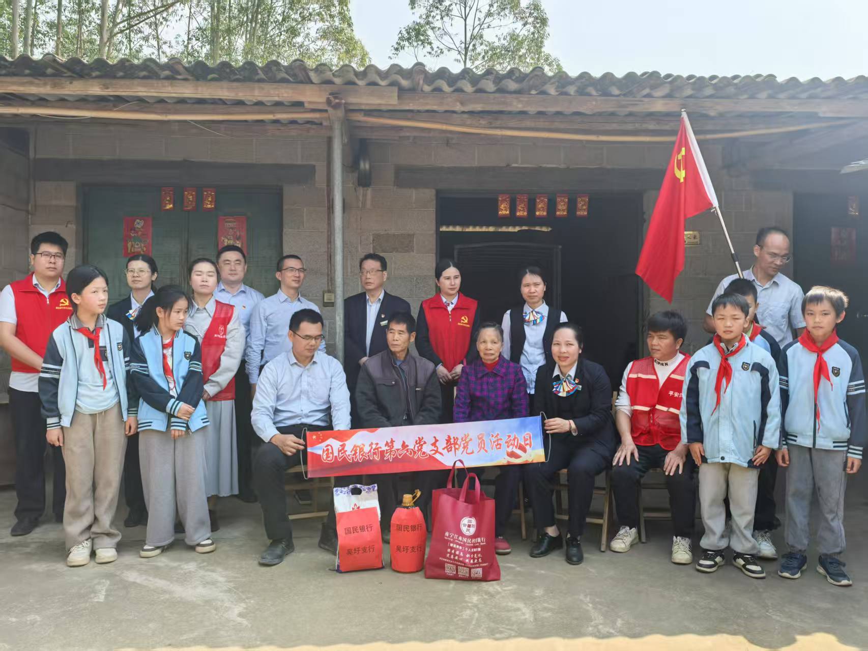 慰问失孤老人(1)
