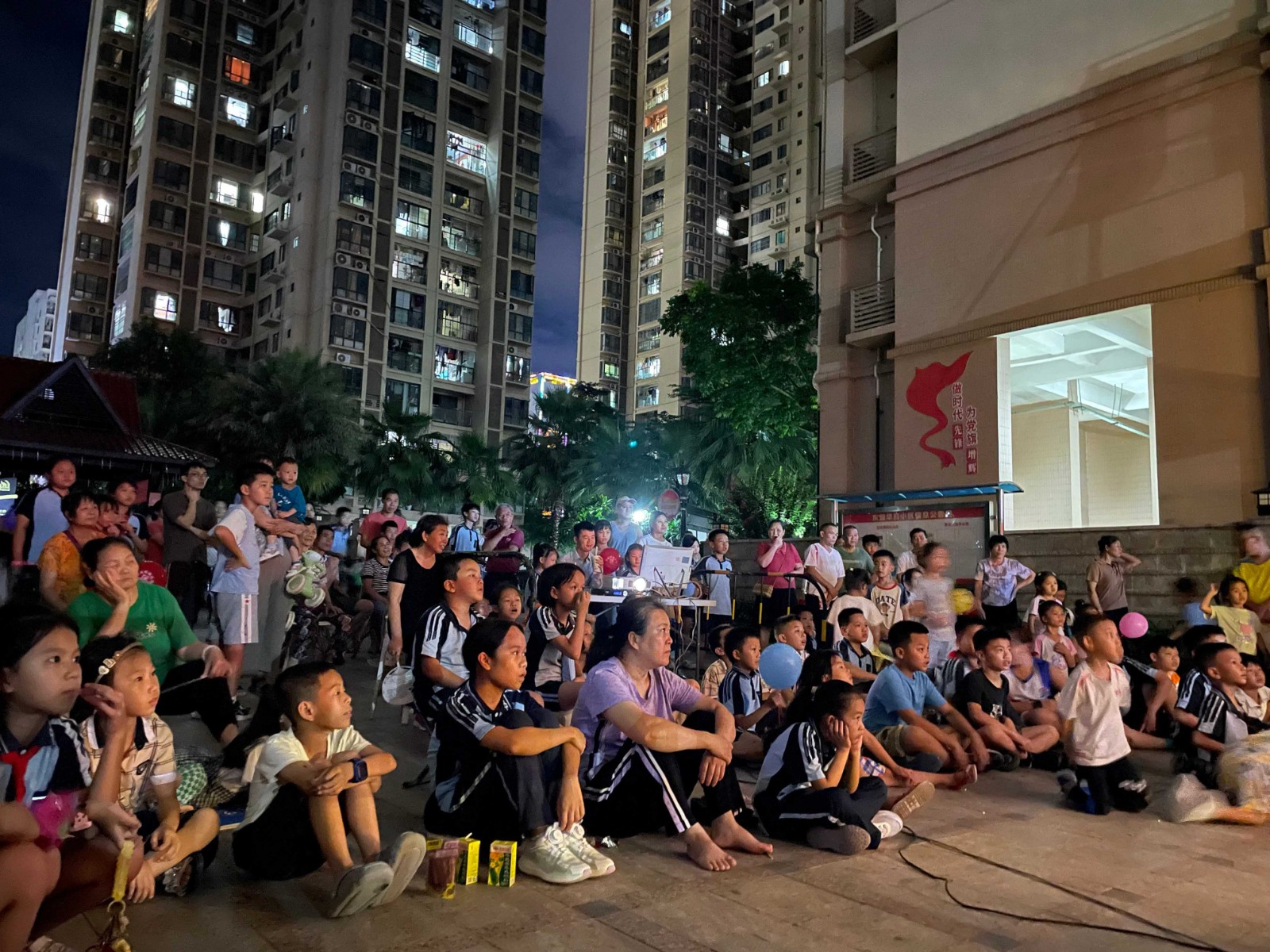 公益电影进社区，金融服务暖人心-华南城6月征文-邹曼华2(1)(1)