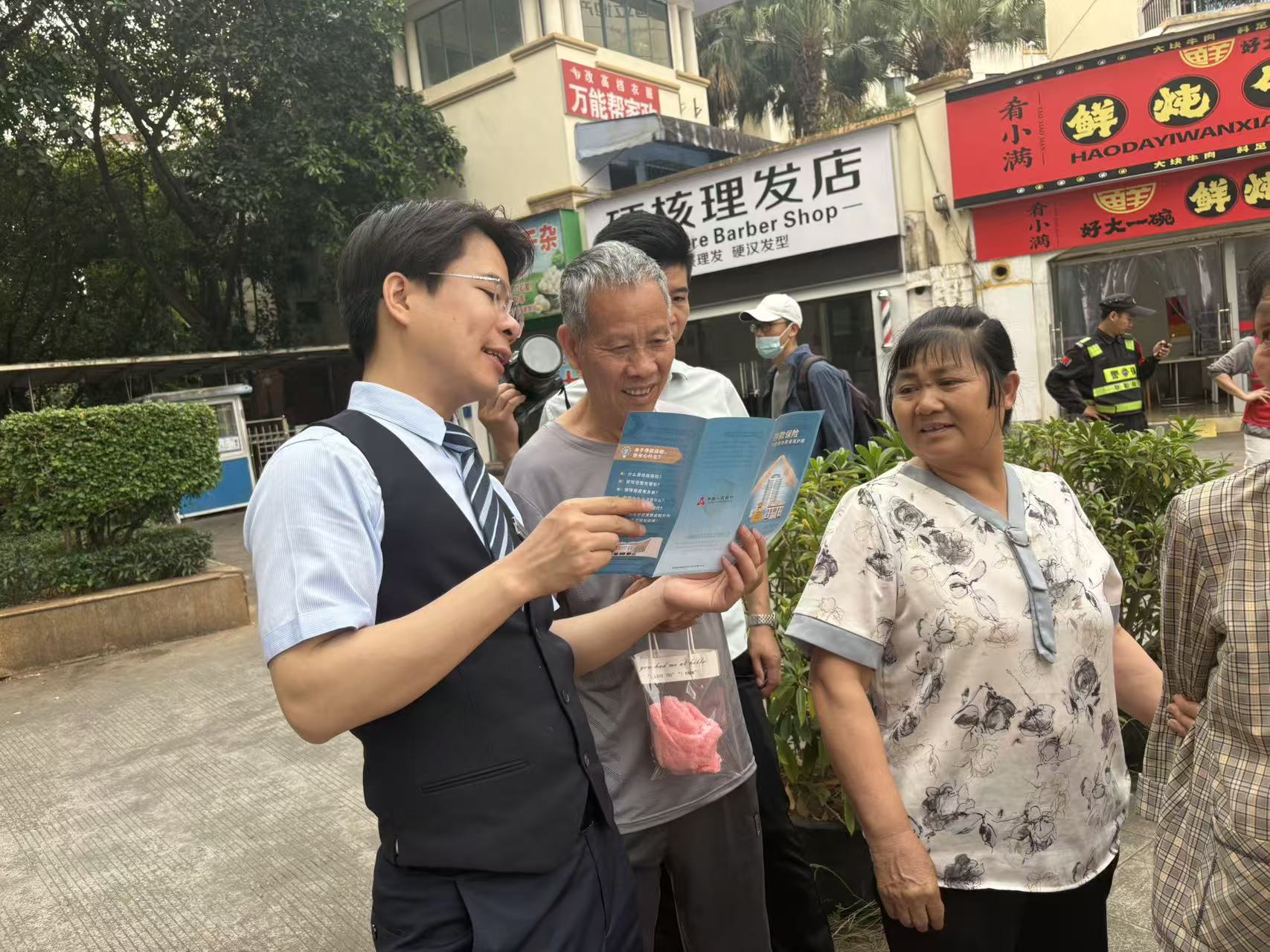 银行暖心进社区 趣味夹豆闹三月三活动配图4