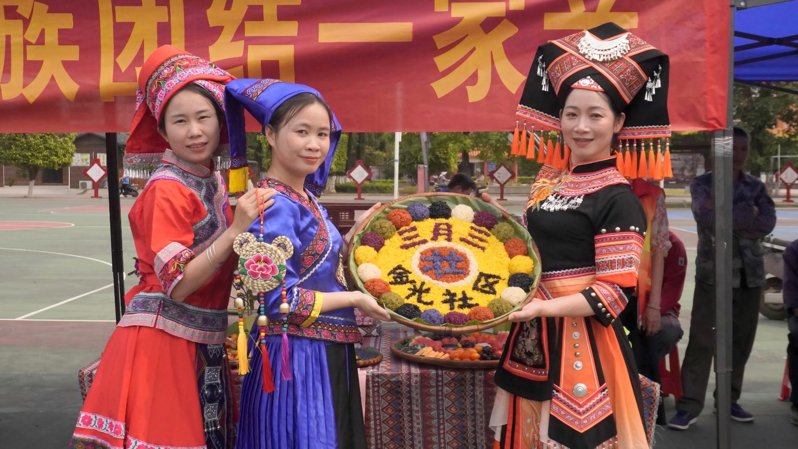 华南城分理处-吴东丽-歌满壮乡三月三 金融同心筑家园 图片2