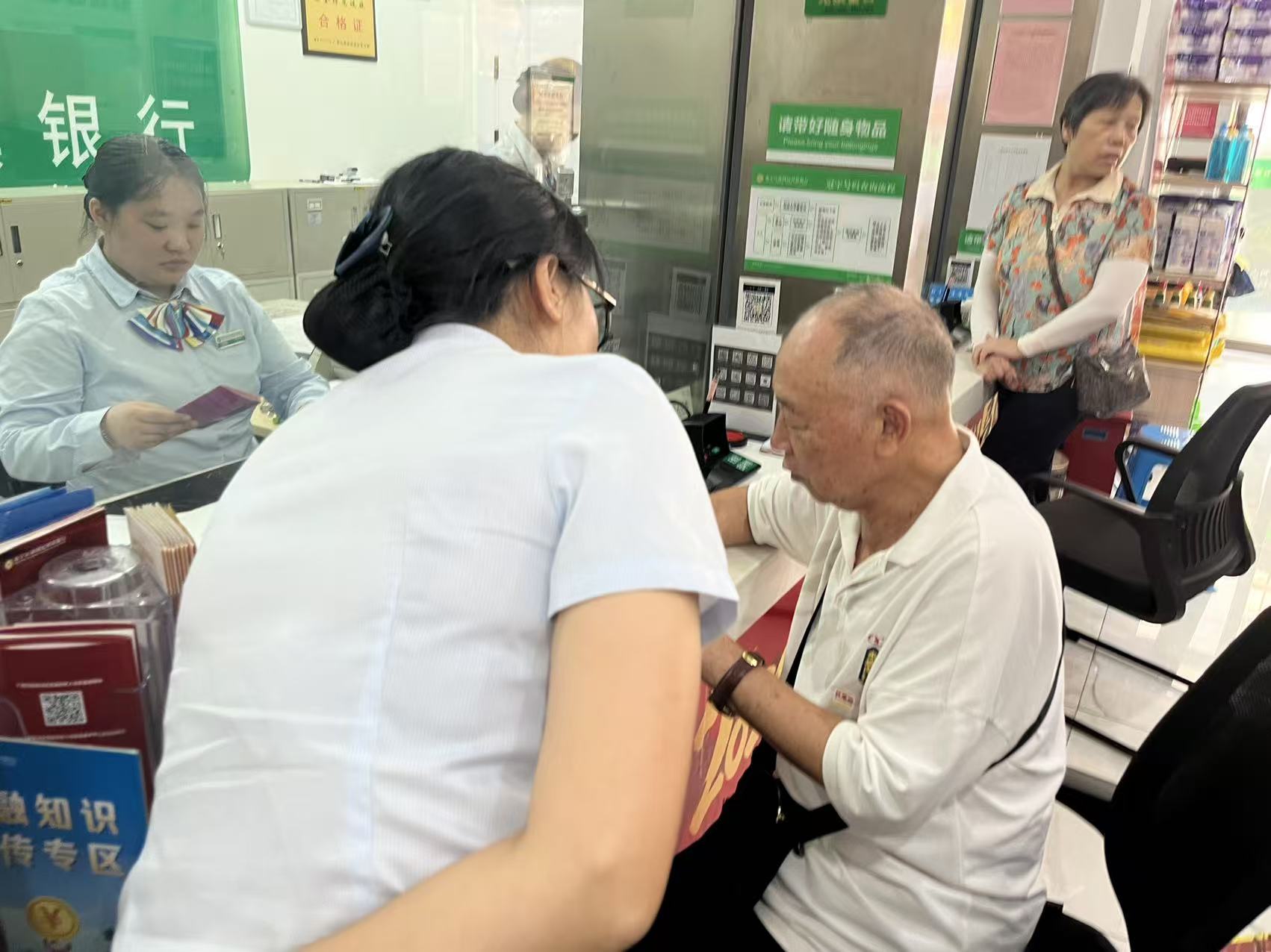 银海支行指导客户办理