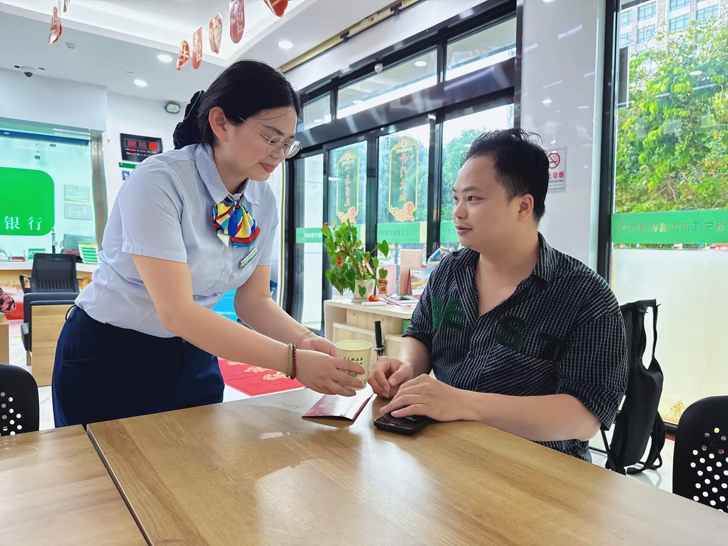风雨里的暖心守护 服务中的长久初心文章配图