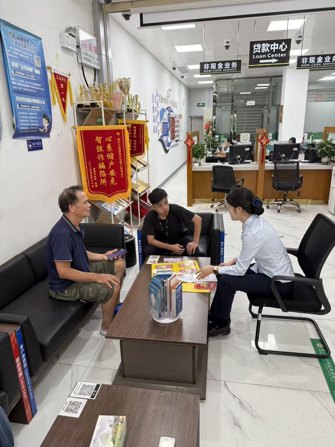 坚守反诈一线 用心守护百姓“钱袋子”配图 (2)
